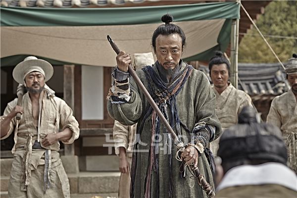 ‘군도:민란의 시대’, 지리산 ‘추설 리더 노사장’ 이성민 파격 변신 기사의 사진