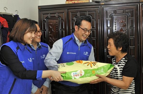 26일 효성 직원들이 마포구 이웃을 찾아 사랑의 쌀을 전달하고 있다. (사진 = 효성)