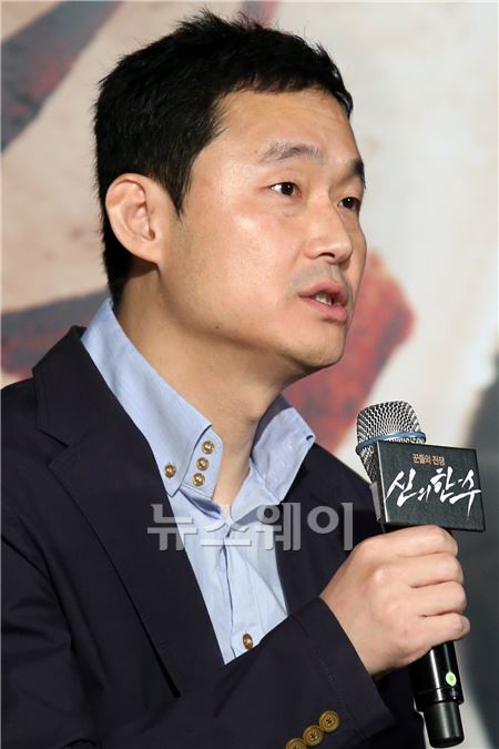 조범구 감독이 28일 오전 서울 장충단로 메가박스 동대문점에서 열린 영화‘신의 한 수’제작 보고회에 참석해 취재진의 질문에 답하고 있다. 이수길 기자 leo2004@newsway.co.kr
