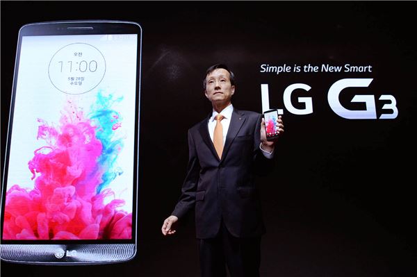 박종석 LG전자 MC사업본부 사장이 LG G3 제품 발표회에서 G3를 꺼내보이고 있다. (사진 = LG전자)