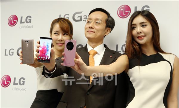 28일 오전 서울 여의도 LG트윈타워에서 열린 LG전자 ‘G3’ 런칭 행사에서 모델과 박종석 사장이 ‘G3’를 선보이고 있다. 이수길 기자 leo2004@newsway.co.kr