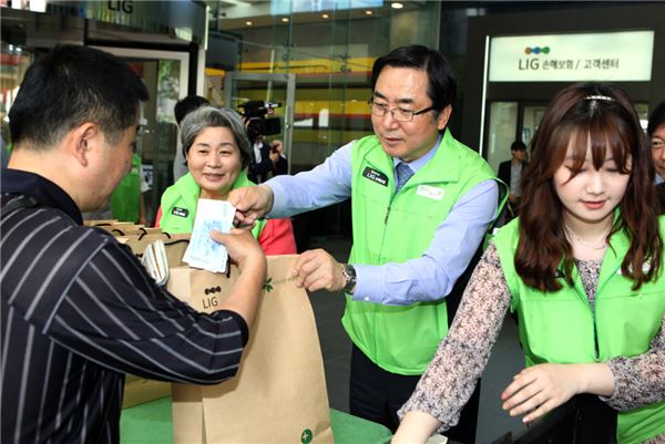 ‘2014 LIG희망바자회’ 개최···역대 최다 기부물품 6만5천점 기록 기사의 사진