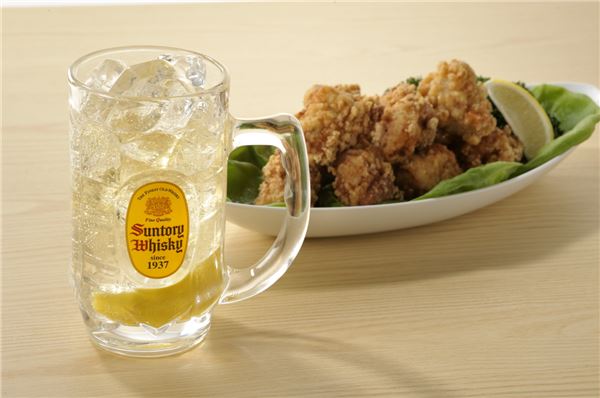 가쿠하이볼과 치킨 이미지. 사진-산토리위스키 제공