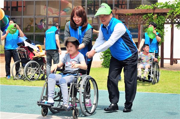 조재홍 KDB생명 사장이 임직원들과 경기도 광주에 위치한 한사랑마을을 방문하여 장애 아동들과 미니운동회를 함께 했다.