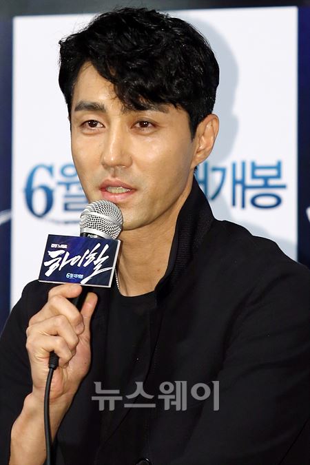 배우 차승원이 29일 오후 서울 건대입구 롯데시네마에서 열린 영화 ‘하이힐’시사회에 참석해 취재진의 질문에 답하고 있다. 이수길 기자 leo2004@newsway.co.kr