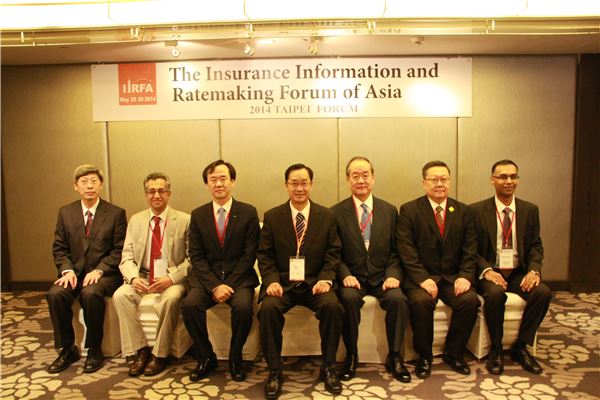 김수봉 보험개발원 원장(왼쪽 세 번째)은 대만 타이페이에서 개최된 ‘제3회 아시아 보험정보 및 요율산출 포럼(IIRFA)’에 참석했다.