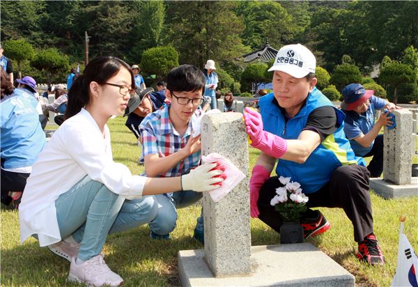 신한은행 서진원 은행장이 직원 및 직원 가족들과 함께 서울 동작구 소재 국립 현충원을 찾아 자유와 평화를 위해 자신의 삶을 바친 순국선열과 호국영령들의 비석을 깨끗이 닦는 등의 봉사활동을 하고 있는 모습.