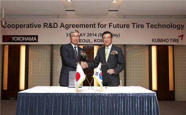 금호타이어는 지난달 31일 세계 8위의 타이어 기업인 일본 요코하마와  미래형타이어 ‘공동연구개발계약’을 체결했다. 사진=금호타이어 제공
