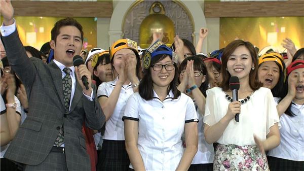 전북여고 학생들이 100번째 골든벨을 울린 김희주 학생을 둘러싸고 환호하고 있다. 사진제공=KBS 도전 골든벨