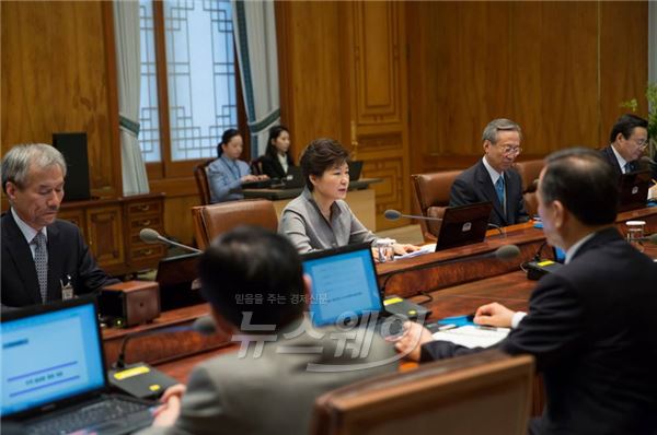 박근혜 대통령이 2일 청와대에서 수석비서관회의를 주재하고 있다. 사진=청와대 제공