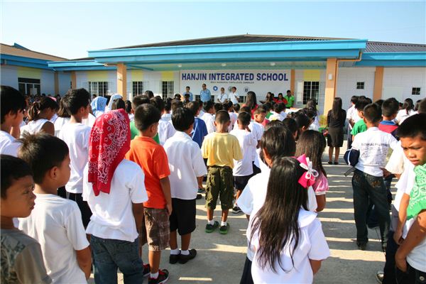 필리핀 교육부는 2일 수빅조선소가 지난해 필리핀 카스틸레호스(castillejos) 지역에 건립 기증한 학교(한진종합학교)의 개교식을 가졌다고 밝혔다. 사진=한진중공업 제공