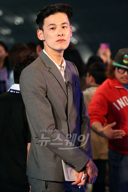 인기모델 김원중이 2일 오후 서울 을지로7가 동대문디자인플라자(DDP) 특설 무대에서 진행된 온스타일 ‘도전 수퍼 모델 코리아 가이즈 & 걸스’ 오픈 런웨이쇼에 참석해 취재진의 카메라를 응시하고 있다. 사진=이수길 기자 leo2004@newsway.co.kr