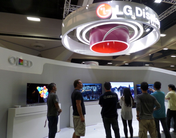 미국 샌디에고 컨벤션 센터에서 개최된 SID2014에서 관람객들이 LG디스플레이 부스에 전시된 UHD 해상도의 55인치·65인치·77인치 커브드 OLED TV를 관람하고 있다. 사진=LG디스플레이 제공