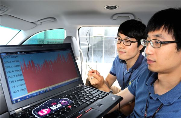 LG유플러스 직원들이 마포구 상암동에서 차량으로 이동하며 3밴드 CA 속도 측정을 하고 있다. 사진=LG유플러스 제공