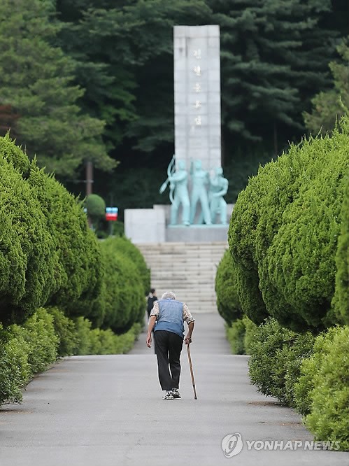 현충일을 하루 앞둔 5일 오전 서울 동작구 동작동 국립서울현충원을 찾은 한 추모객이 언덕을 오르고 있다. 사진=연합뉴스 제공