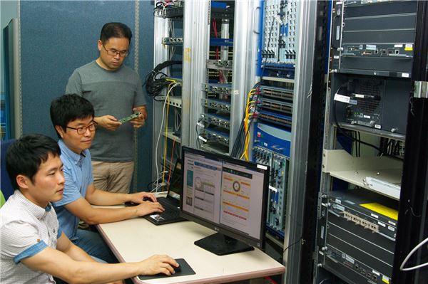 LG유플러스 및 국내 제조사 직원들이 이번에 개발한 네트워크 장비를 테스트 하고 있다. 사진=LG유플러스 제공