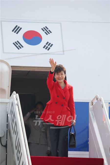 지난 3월 핵안보정상회의 참석차 출국하고 있는 박근혜 대통령. 사진=청와대 제공