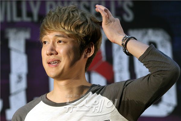 뮤지컬 ‘블러드 브라더스’의 연습현장 공개가 9일 오후 서울 연건동 홍익대 대학로 아트센터 대극장에서 열렸다. 배우 송창의가 ‘블러드 브라더스’의 장면을 열연하고 있다. 사진=김동민 기자 life@newsway.co.kr