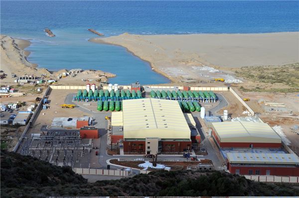 GS이니마가 지난 2011년 상업운전을 개시해 일일 20만톤 규모의 담수를 생산, 판매하고 있는 알제리 모스타가넴 해수 담수화 플랜트 전경. 사진=GS건설 제공
