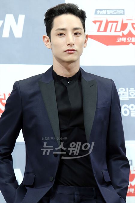 배우 이수혁이 11일 오후 서울 논현동 임페리얼 팰리스 호텔에서 열린 ‘고교처세왕’의 제작 발표회에서 포토타임을 갖고 있다. 사진= 이수길 기자 leo2004@newaway.co.kr
