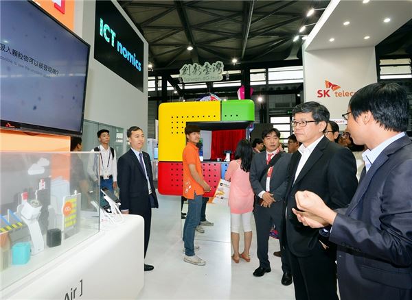 하성민 SK텔레콤 사장(오른쪽부터 두 번째)이 11일 중국 상하이 인터내셔널 엑스포 센터에서 열린 MAE 2014에서 동반 참가한 스타트업 중소기업과 브라보 리스타트 기업 부스들을 둘러보고 있다. 사진=SK텔레콤 제공
