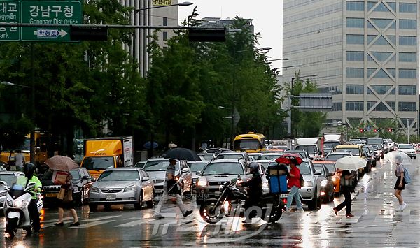 소나기가 내리는 11일 오후 서울 강남 논현동 서울세관 사거리 신호등에서 시민들이 우산을 쓰고 횡단보도를 건너고 있다. 사진= 이수길 기자 leo2004@newsway.co.kr