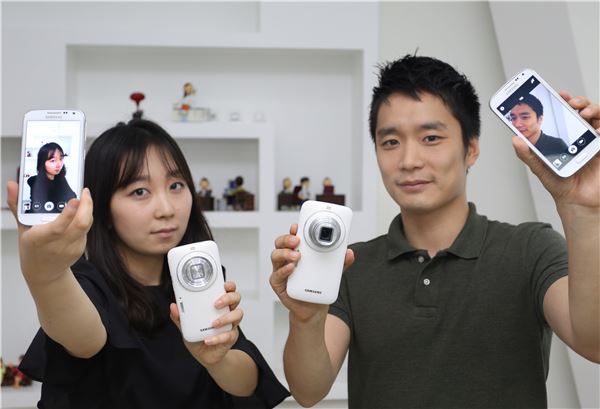LG유플러스는 삼성전자의 카메라 특화 스마트폰 ‘갤럭시 줌2’를 단독 출시한다고 12일 밝혔다. 사진=LG유플러스 제공