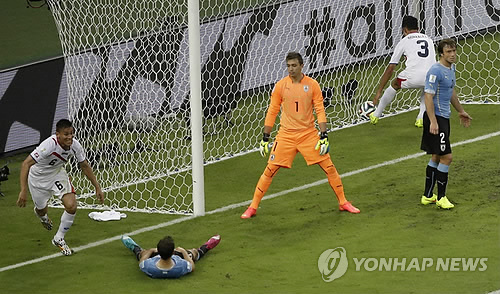 국제축구연맹(FIFA) 랭킹 28위인 코스타리카는 15일(한국시간) 브라질 포르탈레자의 카스텔랑 주경기장에서 열린 D조 조별리그 1차전에서 우루과이(7위)를 3-1로 제압했다. 사진은 오스카르 두아르테의 역전골. 사진=연합뉴스 제공