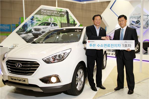 (좌측부터) 광주광역시 이형석 경제부시장, 현대차 안병기 연료전지개발실 이사가 ‘투싼 수소연료전지차’ 1호차 앞에서 기념 촬영했다. 사진=현대자동차 제공
