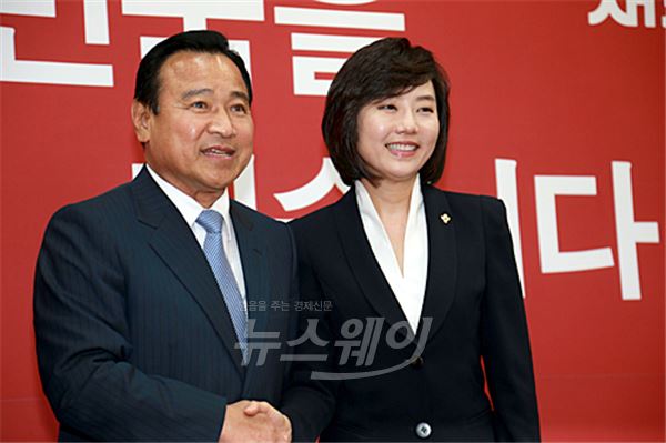 조윤선 청와대 정무수석(右)과 이완구 새누리당 원내대표. 사진=새누리당 제공