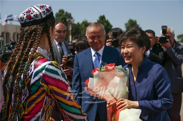 16일 우즈베키스탄을 국빈방문한 박근혜 대통령이 현지에 도착해 환영을 받고 있다. 사진=청와대 제공