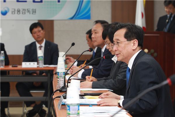 최수현 금융감독원장이 17일 주안산업단지에서 수출중소기업과 간담회를 가지며 애로사항을 듣고 답하고 있다. 사진= 금융감독원 제공