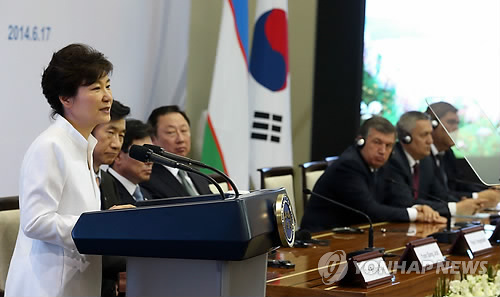 박근혜 대통령이 17일 오후 우즈베크 엑스포에서 열린 '한·우즈베크 비즈니스 포럼'에 참석, 양국 경제 발전에 대한 인사말을 하고 있다. (사진 = 연합뉴스)