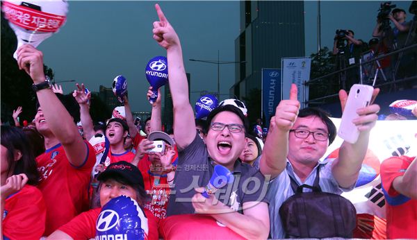 2014 브라질 월드컵 한국 대 러시아 경기를 응원하기 위해 18일 오전 서울 삼서동 코엑스 앞 영동대로에 모인 시민들이 태극전사를 응원하고 있다. 사진=김동민 기자 life@newsway.co.kr