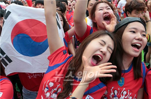 대한민국-러시아 전을 앞두고 거리 응원을 나온 시민이 18일 오전 서울 영동대로 코엑스 앞 특설무대에서 브라질 월드컵 H조 1차 조별 예선 대한민국·러시아 전을 앞두고 싸이의 응원 공연을 보면서 응원하고 있다. 사진=김동민 기자 life@newsway.co.kr