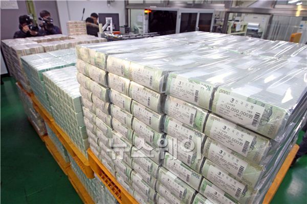 한국은행이 기업체 시설과 운전자금 용도로 배포를 하고 있는 모습. 사진= 김동민 기자