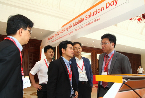 중국 심천에서 열린 ‘2014 SK하이닉스 모바일 솔루션 데이’ 행사에서 참가자들이 전시 제품을 둘러보고 있다. 사진=SK하이닉스 제공