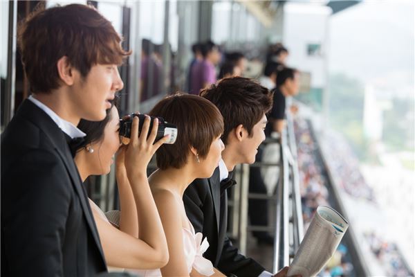 렛츠런파크에서 배팅을 즐기는 사람들