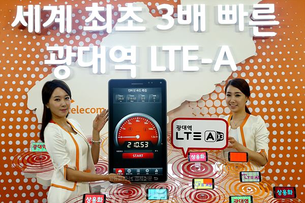 19일 오전 서울 중구 을지로 SK텔레콤 T-타워에서 열린 ‘광대역 LTE-A 상용화 서비스’ 발표 및 기자 간담회에서 모델들이 ‘광대역 LTE-A 서비스’의 개시를 알리는 한반도 구조물과 단말기를 배경으로 포즈를 취하고 있다. 사진=이수길 기자 leo2004@newsway.co.kr