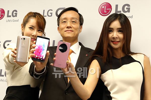 지난달 28일 서울 여의도 LG트윈타워에서 열린 LG전자 ‘G3’ 런칭 행사에서 모델과 박종석 사장이 ‘G3’를 선보이고 있다. 사진=뉴스웨이 DB