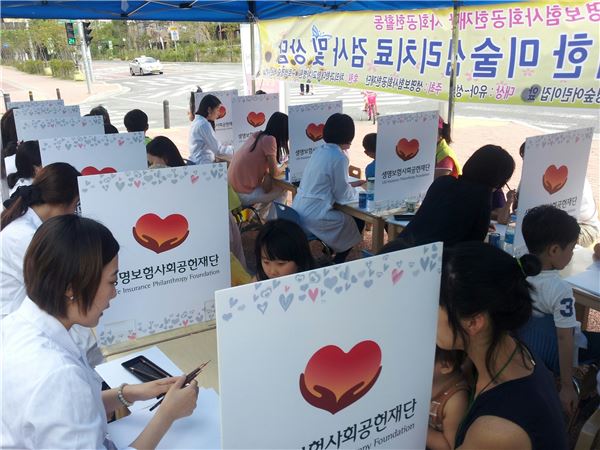지난해 서울 구로에서 생명보험재단이 개최한 무료 미술심리치료 상담 행사에서 주민들이 상담을 받고 있다.