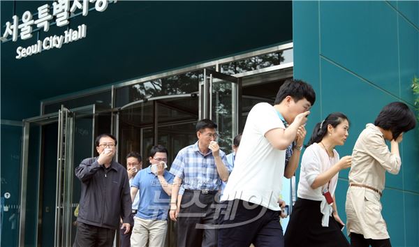 ‘394차 민방위훈련’이 20일 오후 전국적으로 진행되고 있는 가운데 서울시청 직원들이 훈련 경보음을 듣고 건물 밖으로 대피하고있다. 사진=이수길 기자 leo2004@newsway.co.kr