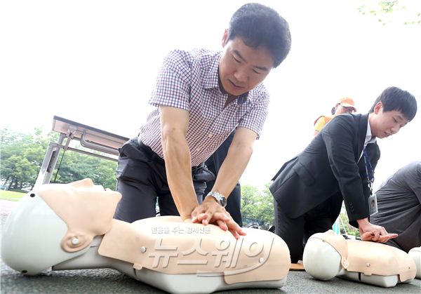 ‘화재대피 및 긴급차량 골든타임 확보를 위한 전국 민방위훈련’이 20일 2시 국회 운동장에서도 실시됐다. 국회 본관 소속 직원들이 국회 운동장에서  심폐소생술 실습을 실전처럼 하고 있다. 사진=김동민 기자 life@newsway.co.kr