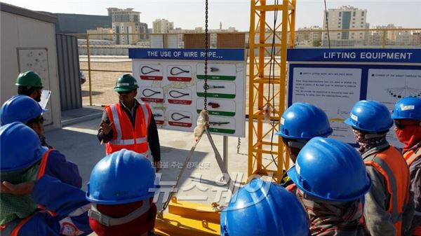삼성물산 카타르 도하 지하철 현장 안전체험센터에서 작업자들이 안전교육을 받고 있다. 사진=삼성물산 제공