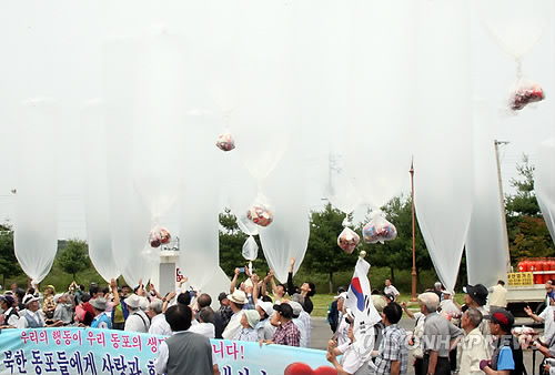 21일 보수단체 남북보수연합 회원들이 오전 경기도 파주시 임진각 주차장에서 초코파이 등 과자류를 매단 대형 풍선을 북으로 날려보내고 있다. 사진 = 연합뉴스 제공