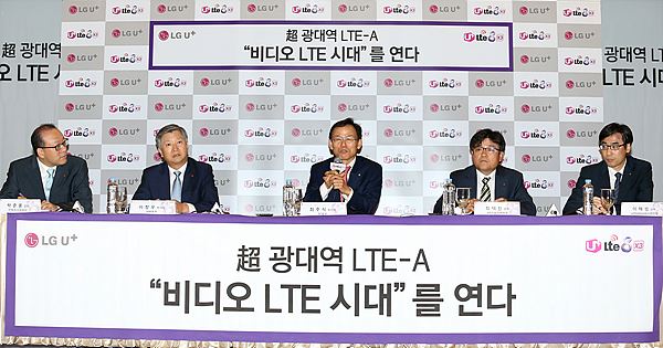 LG유플러스는 23일 서울 세종문화회관 세종홀에서 기자간담회를 갖고 LTE를 이용한 신규 비디오 서비스들을 대거 선보였다. LG유플러스 임원진들이 기자들의 질문에 대답하고 있다. 사진=이수길 기자 leo2004@newsway.co.kr