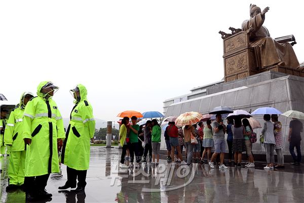 소나기가 내린 23일 오후 서울 광화문 광장으로 견학나온 학생들과 경찰들이 우의와 우산등으로 비를 피하고 있다. 사진=이수길 기자 leo2004@newsway.co.kr