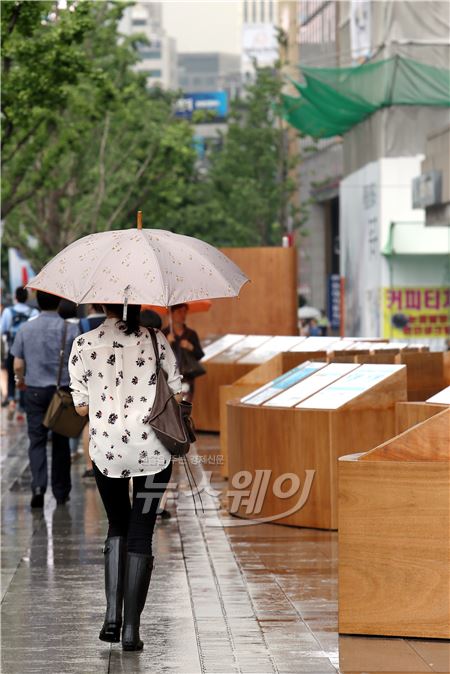 소나기가 내린 23일 오후 서울 세종로에서 한시민이 장화와 우산을 착용하고 비를 피해 걷고 있다. 사진=이수길 기자 leo2004@newsway.co.kr
