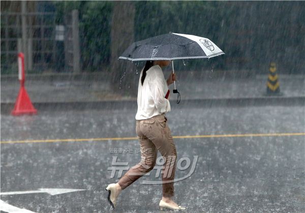 소나기가 내린 23일 오후 서울 여의도동 국민은행 본점 앞을 지나가는 시민이 우산 착용해서 걷고 있다. 사진=김동민 기자 life@newsway.co.kr