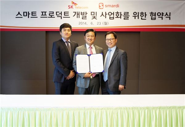 SK텔레콤 을지로 사옥에서 조승원 SK텔레콤 기업사업 3본부장(사진 오른쪽)과 최재붕 성균관대 SMARDI 소장(사진 가운데) 및 SMARDI 부설 스마디 오경식 대표가 사물인터넷 상품 공동 개발 및 사업화 추진을 위한 양해각서를 체결한 뒤 기념 촬영하고 있다. 사진=SK텔레콤 제공